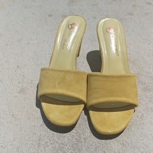 Yellow suede chucky low heels